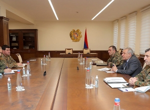 Министр обороны РА Вагаршак Арутюнян принял командующего российским миротворческим контингентом Рустама Мурадова