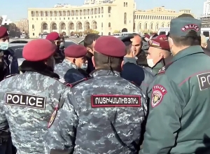 Թեթև վիճաբանություն ոստիկանների և ակցիայի մասկանիցների միջև