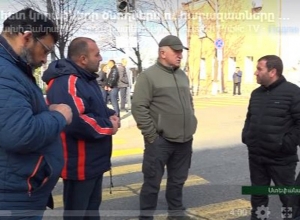 Ստեփանակերտում անհետ կորածների ծնողներն ու հարազատները փակել էին  Ազատամարտիկների պողոտան