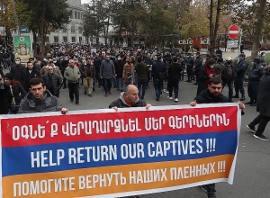 Տարածքը տալիս ենք, գոնե մեր երեխեքին հետ չտա՞ն․Ազատութան հրապարակից մեկնարկել է երթ դեպի ՌԴ դեսպանատուն