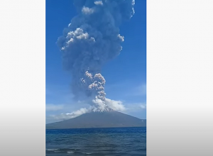 Ինդոնեզիայի հարավում հզոր հրաբուխ է տեղի ունեցել, նախազգուշացրել են լավայի հնարավոր հոսքի մասին