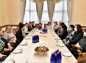 Աննա Հակոբյանը հանդիպել է պատերազմում գերեվարված, անհետ կորած ժամկետային զինծառայողների մայրերի հետ