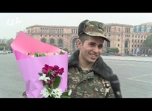 Արցախյան պատերազմից վերադարձած  զինծառայողը շտապում է սիրելիին տեսնելու