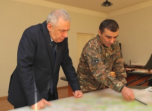 Министр обороны РА встретился с командующим АО Арцаха