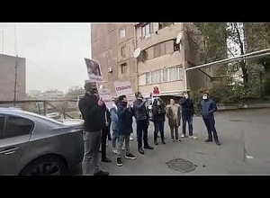 Мать Лусине Бадалян облила участников акции кипятком