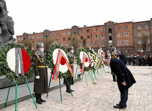 Никол Пашинян посетил Гюмри и почтил память жертв землетрясения