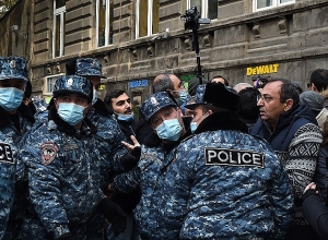 Потасовка между полицейскими и демонстрантами