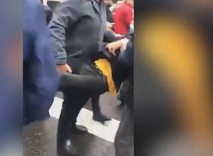 Ցուցարարի ոտքը կոտրեցին. լարված իրավիճակ՝ Մյասնիկյան պողոտայում. Aravot.am 