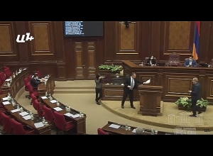 Тигран Уриханян дал Пашиняну белый лист, чтобы тот написал заявление об отставке