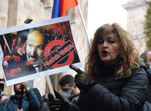 Կառավարության շենքի մոտ հավաքվածները պահանջում են վարչապետի հրաժարականը