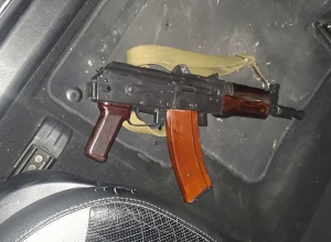 В автомобиле задержанного в Вагаршапатском отделении обнаружен автомат: молодой человек арестован
