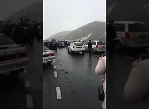 Շիրակի մարզի մի քանի համայնքների բնակիչներ փակել են Գյումրի-Բավրա ավտոճանապարհը