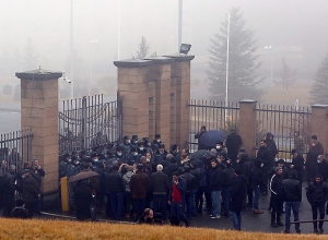 Անհետ կորած զինծառայողների ծնողները և հարազատները փորձում են մտնել ՊՆ-ի վարչական շենք