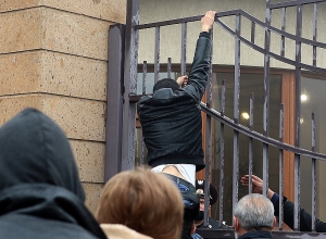 «Ժանգոտած պատրոնը տվել են տղուս ձեռքը, ասել՝ գնա առաջնագիծ, կռվի»․ անհետ կորած զինծառայողների ծնողներից մի քանիսը հանդիպել են նախարարին