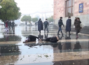 Փաշինյանի պատկերով խրտվիլակ՝ Կառավարության շենքի դիմաց