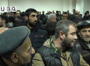 Մեր երեխեքին ետ բերեք. գերեվարված շիրակցիների ծնողները մինչեւ գիշեր մարզպետարանում էին