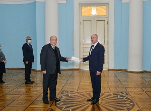 Новоназначенный посол Беларуси в Армении вручил Армену Саркисяну верительные грамоты