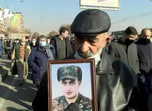 Նիկոլը պիտի ձեռքը բռունցք անի ու բոլորին ջախջախի. զոհվածի հայր