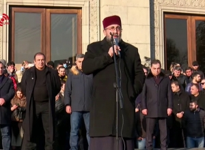 Շիրակի թեմի առաջնորդ Տեր Միքայել Աջապահյանն աղոթք հնչեցրեց ընդդիմության հանրահավաքի ժամանակ
