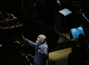 Նարեկացու աղոթքը Հայաստանի պետական սիմֆոնիկ նվագախմբի և Ջոն Մալկովիչի ներկայացմամբ՝  թող լույս պարգևի հերոսների հոգիներին 