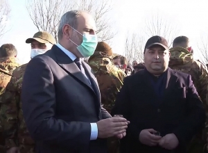 Пашинян поднял траурный бокал за погибших