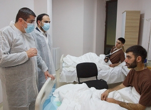 Arayik Harutyunyan visits 6 conscripts returning to homeland receiving medical care