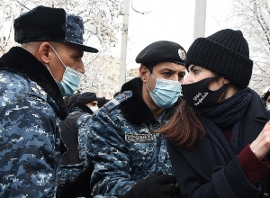 Потасовка между полицейскими и демонстрантами