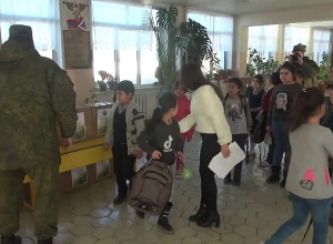 Раздача гумпомощи школьникам Степанакерта