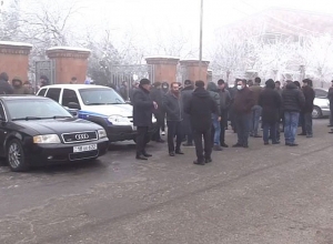 Քաղաքացիները Էջմիածնում են՝ ի աջակցություն Կաթողիկոսի. ՈՒՂԻՂ