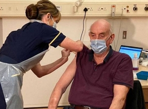 82 ամյա տղամարդը ստացավ կորոնավիրուսի դեմ Օքսֆորդյան  պատվաստանյութը