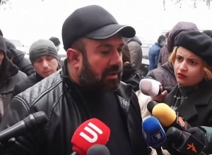 Помощник премьера встретился с собравшимися у здания правительства родными без вести пропавших