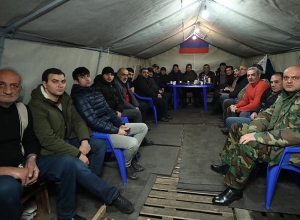 Հանրապետության հրապարակում նստացույցը շարունակվում է