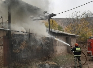 Սպիտակ քաղաքի տներից մեկի բակում հրդեհ է բռնկվել