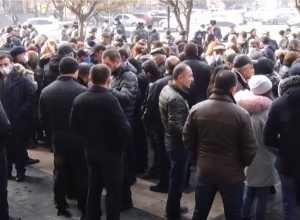 Ժամկետային զինծառայողների ծնողների բողոքի ակցիան Կառավարության դիմաց․ ՈՒՂԻՂ