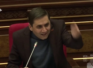 Ձենդ հելավ հա՞. պարոն Աբովյան կոռեկտ եղեք. Ալեն Սիմոնյանը՝ Աբովյանին