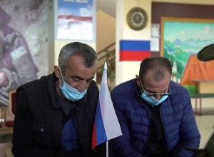 Работа российских миротворцев в пункте приема граждан в Нагорном Карабахе