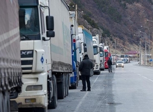 Մեքենաները Լարսում շաբաթներով կանգնած են․«Սպայկա» ընկերության ներկայացուցիչ