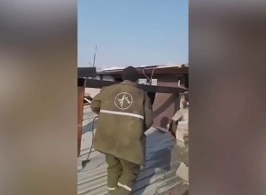 Սայաթ Նովա 5 հասցեում գտնվող շենքի տանիքում ինքնակամ կառույցի ապամոնտաժման կադրերը