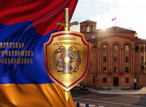 Երեւանում հետախուզվող տղամարդը 3-ամյա որդուն պահել է մոտն ու սպառնացել. ոստիկանապետի հետ բանակցելուց հետո վայր է դրել զենքը