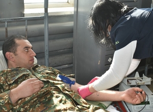 Զինծառայողներն արյուն են հանձնել