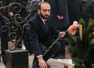 Արարատ Միրզոյանն այցելել է Եռաբլուր պանթեոն