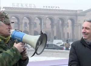 Тигран Хзмалян спел во время митинга