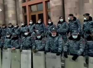 Здание правительства также охраняют многочисленные полицейские