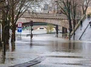 Уровень воды в реке Сене в Париже повысился: ряд набережных закрыты