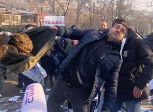 Ակցիայի մասնակիցներն աթարով լցված ուսապարկեր բերեցին ԱԺ- ի մոտ և նետեցին դարպասներից ներս