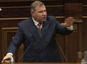 Вы не можете здесь сказать правду как мужчины? Думаете, что переварите? Мелкумян