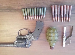 Քաղաքացիները ոստիկանության բաժիններում «Կալաշնիկովի» ինքնաձիգներ և այլ հրազեններ են կամավոր հանձնել