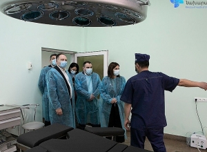 Նախարարն այցելել է Ուռուցքաբանության և Արյունաբանական կենտրոններ