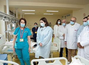 Նախարարը շրջել է վերակենդանացման և այն բաժանմունքներում, որտեղ բուժում են ստանում վիրավորում ստացած զինվորները