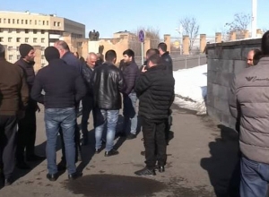 Անհետ կորած զինծառայողների հարազատները բողոքի ակցիա են անցկացրել ՊՆ-ի դիմաց